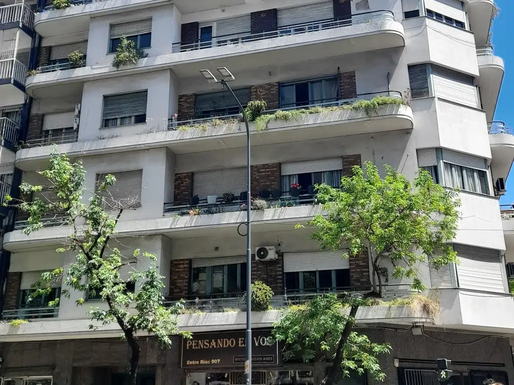 Departamento con balcón amplio
