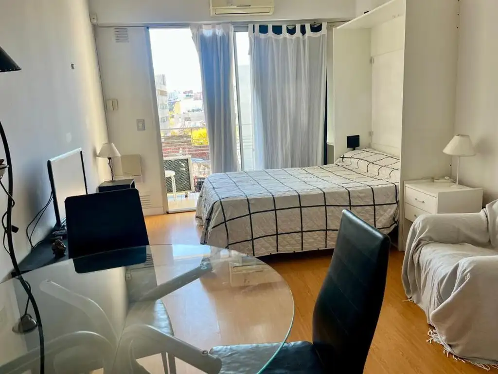 Studio con balcón y amenities