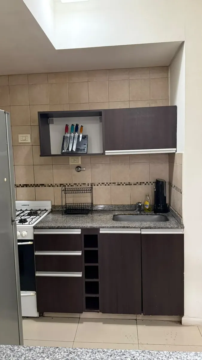 Monoambiente con balcón y AC