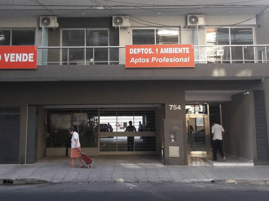 Departamento con balcón a la calle