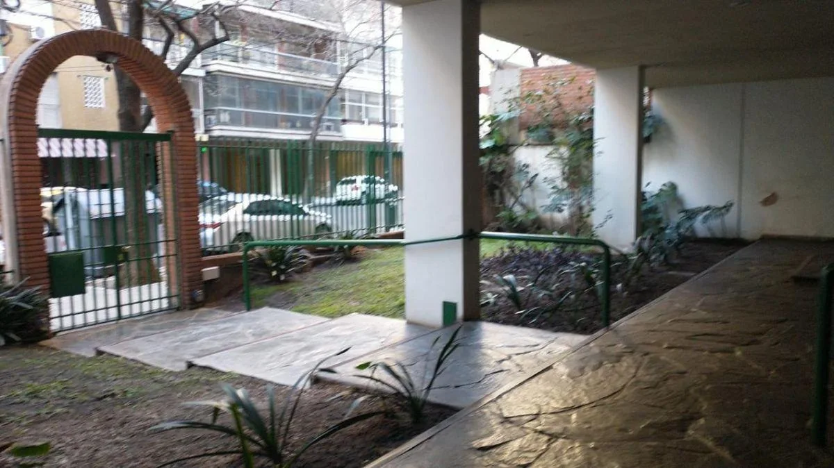 2 ambientes con balcón corrido