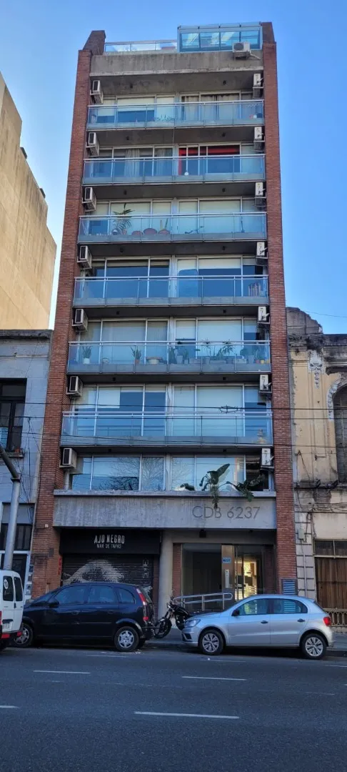 Monoambiente al frente con balcón