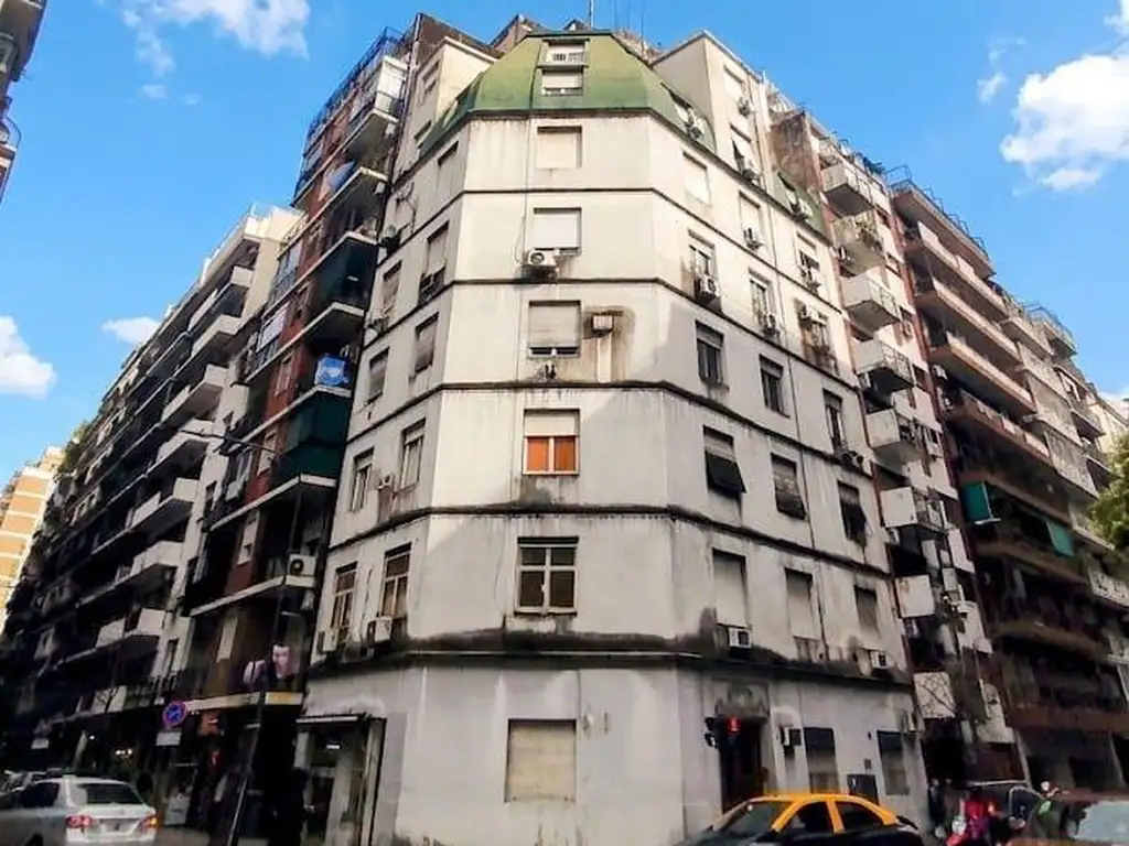 Monoambiente con balcón y cocina separada