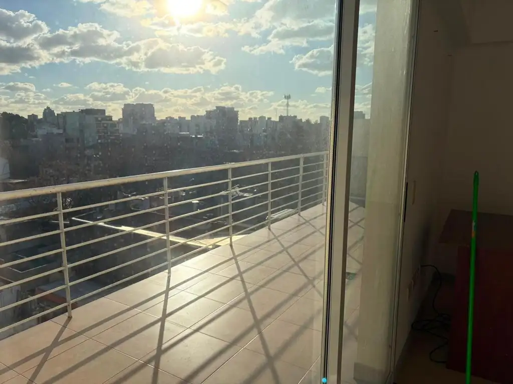 Departamento con balcón terraza