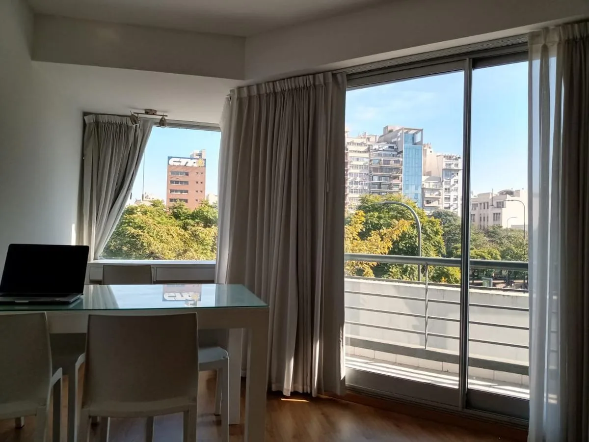 Estudio amoblado con balcón