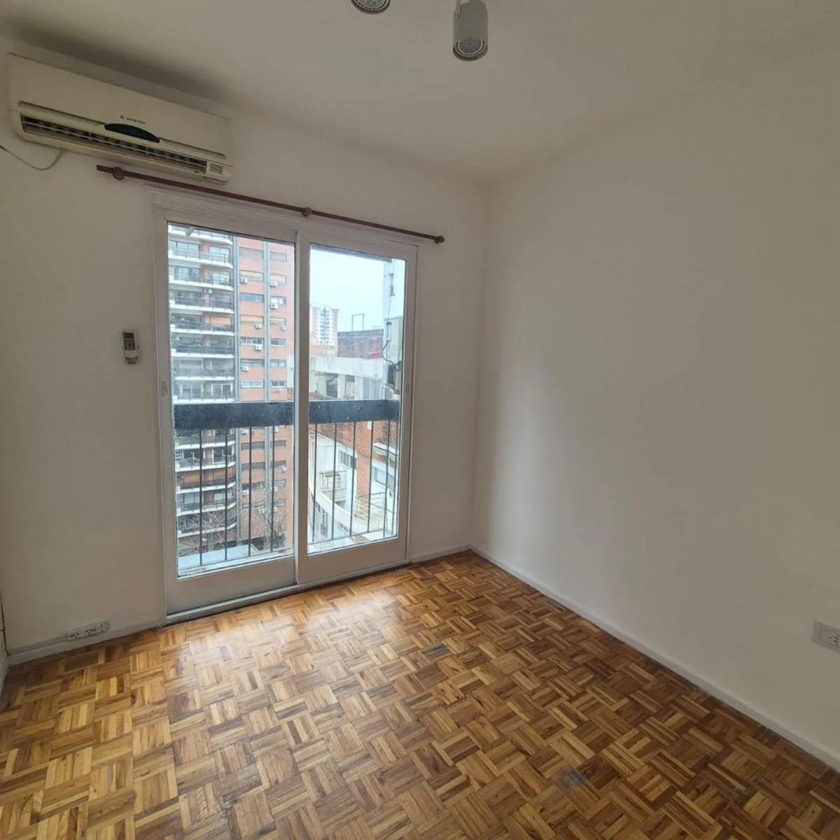 2 ambientes con balcón francés