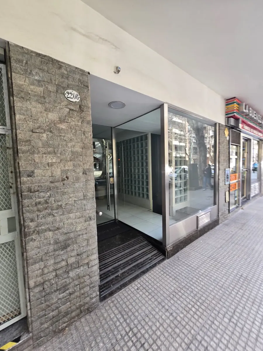 Departamento al frente con balcón