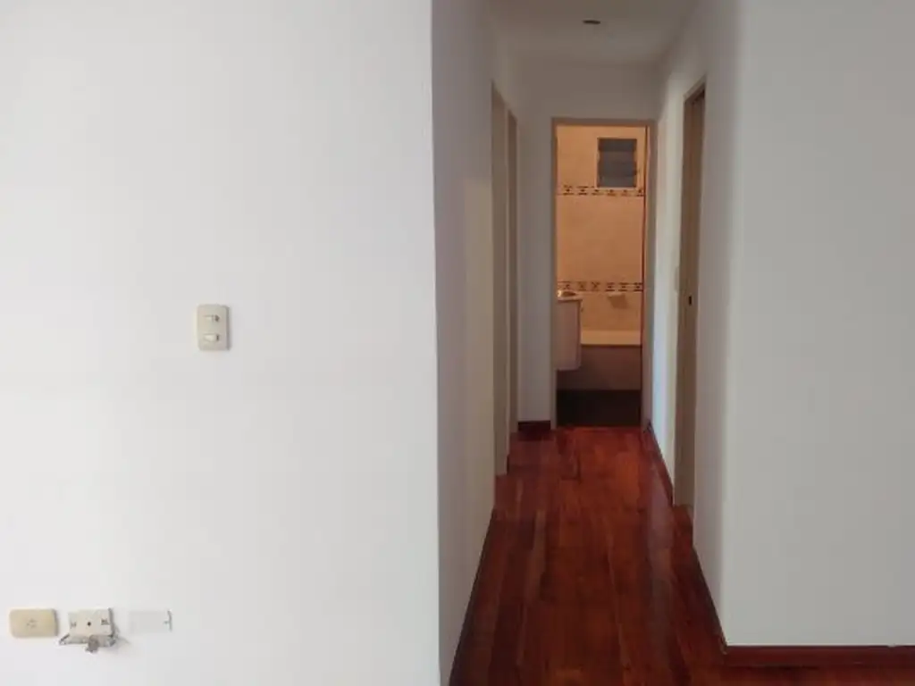 Semipiso al contrafrente con balcón