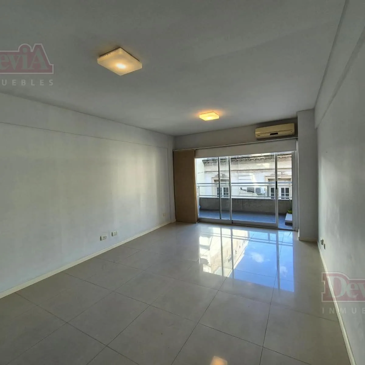 Monoambiente con balcón y A/C
