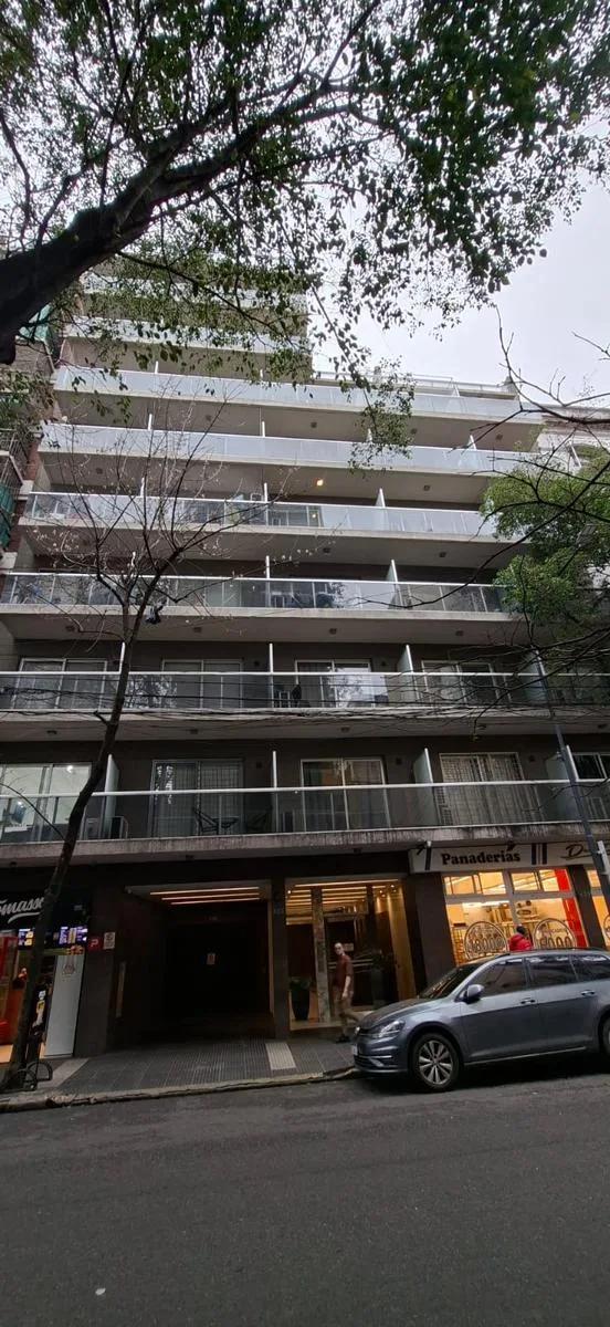 Monoambiente al frente con balcón