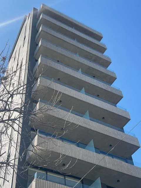 Monoambiente con balcón corrido