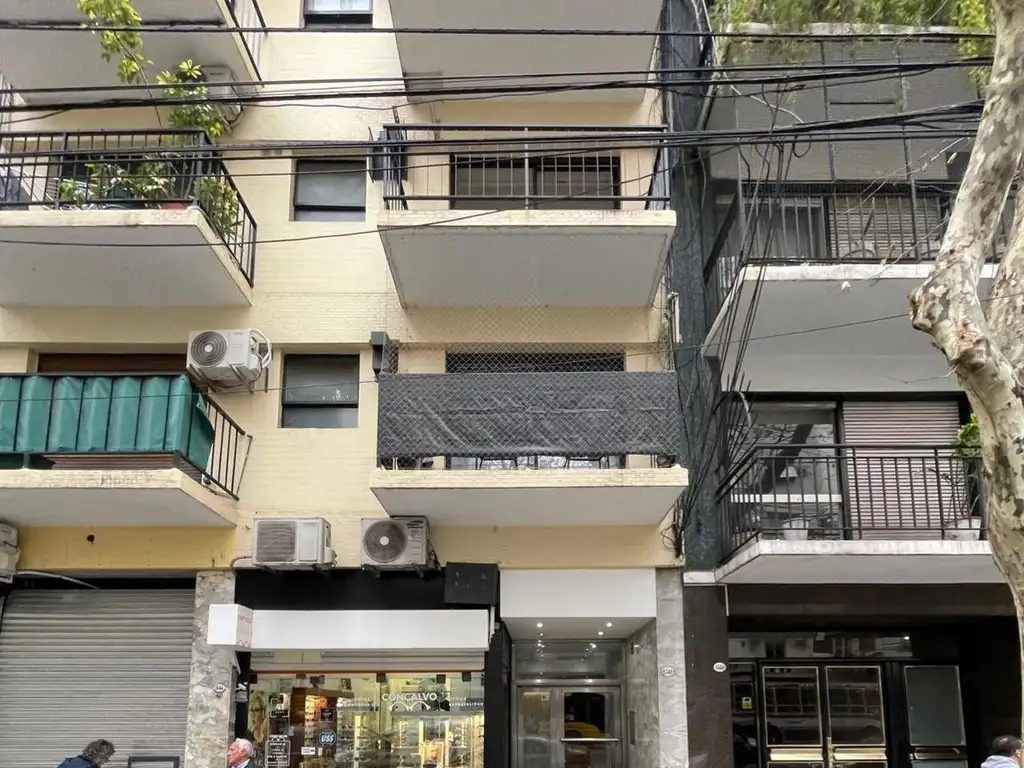 Monoambiente al frente con balcón