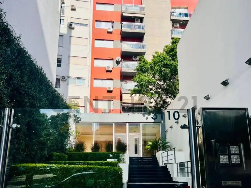 Monoambiente con balcón y A/C