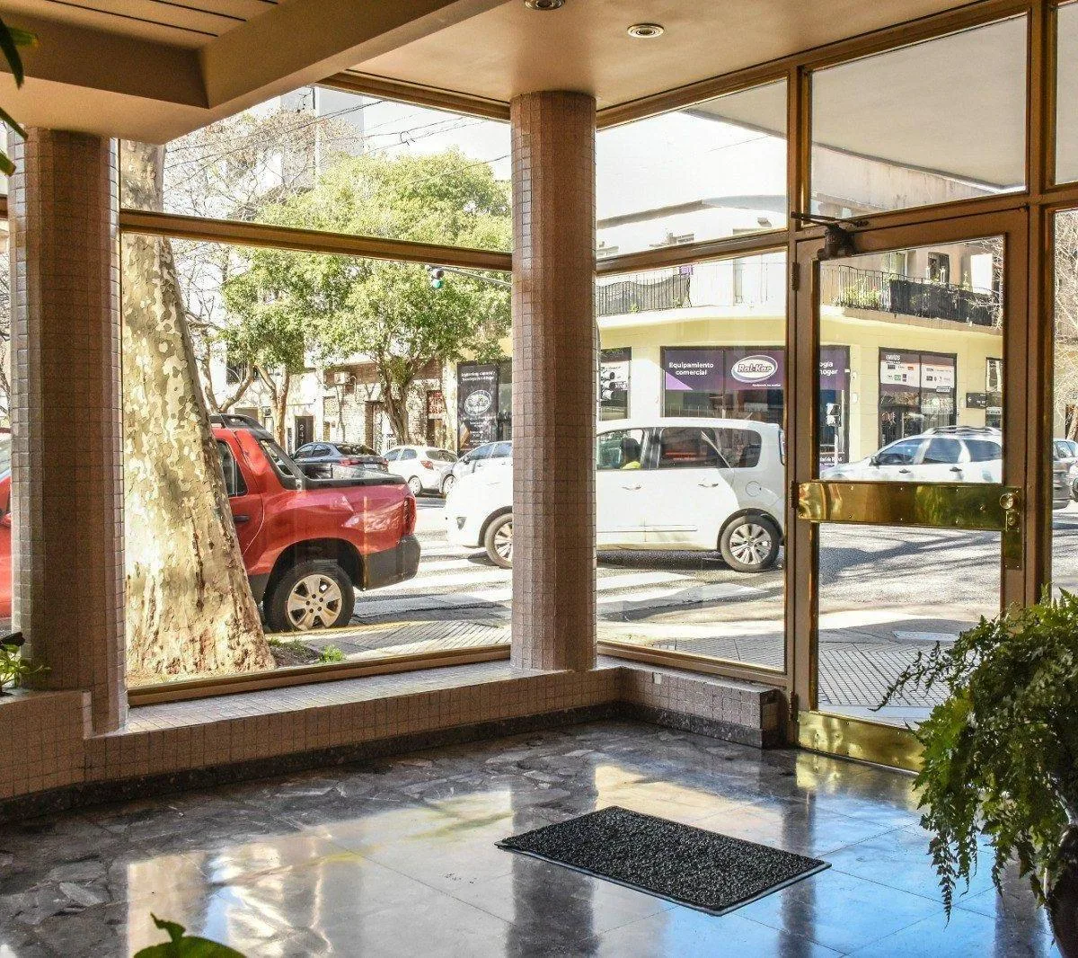 3 ambientes con balcón y dependencia