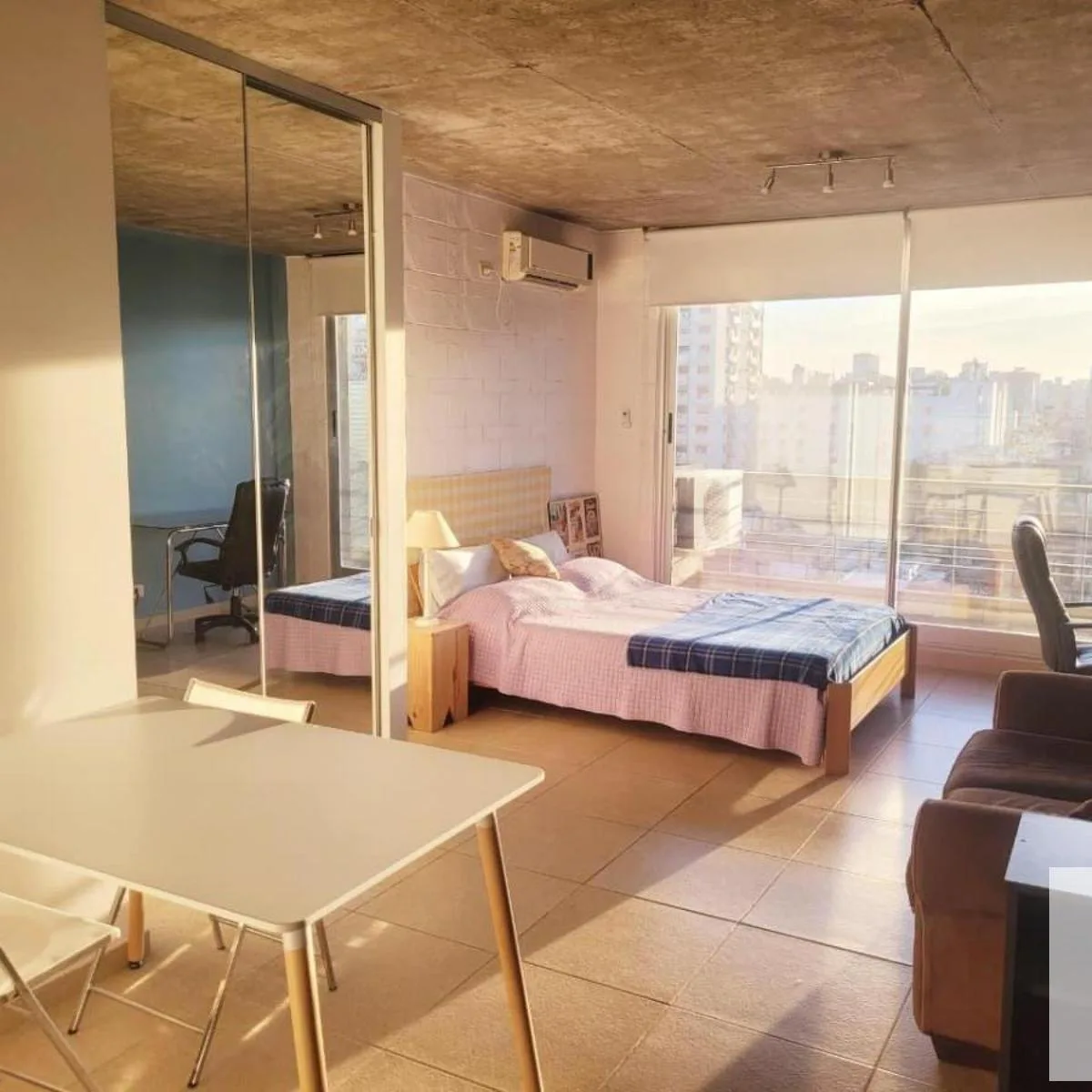 Monoambiente con balcón y terraza