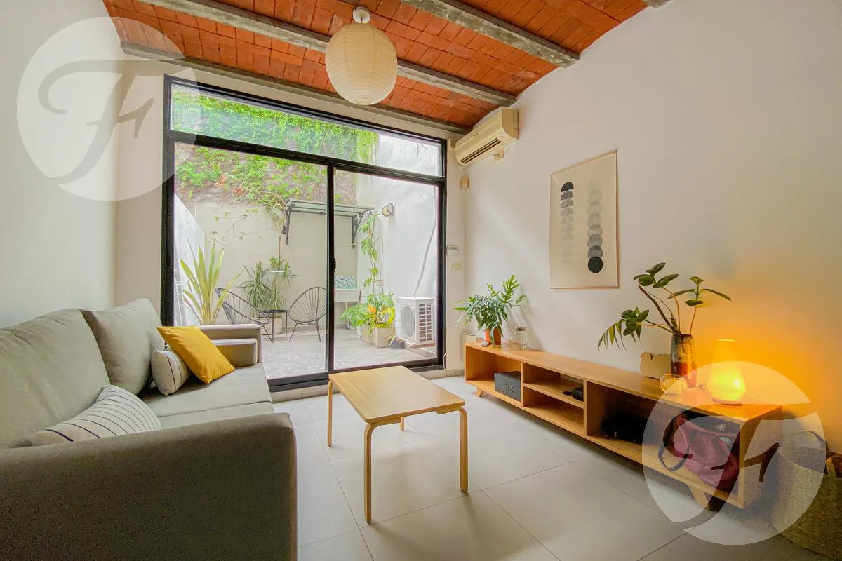 Departamento en dos plantas con patio
