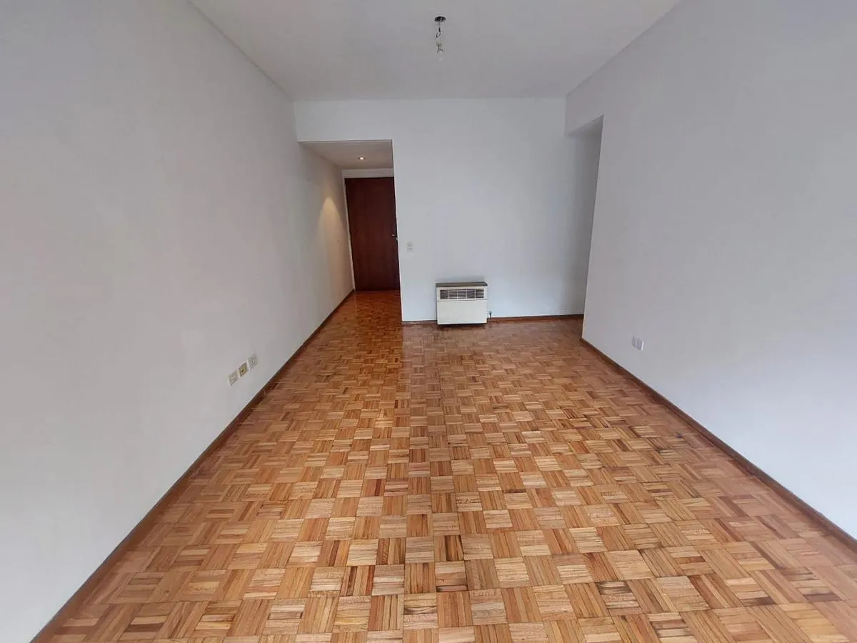 3 ambientes con balcón al frente