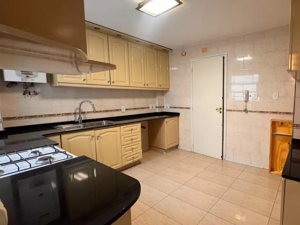 Departamento con balcón y terraza