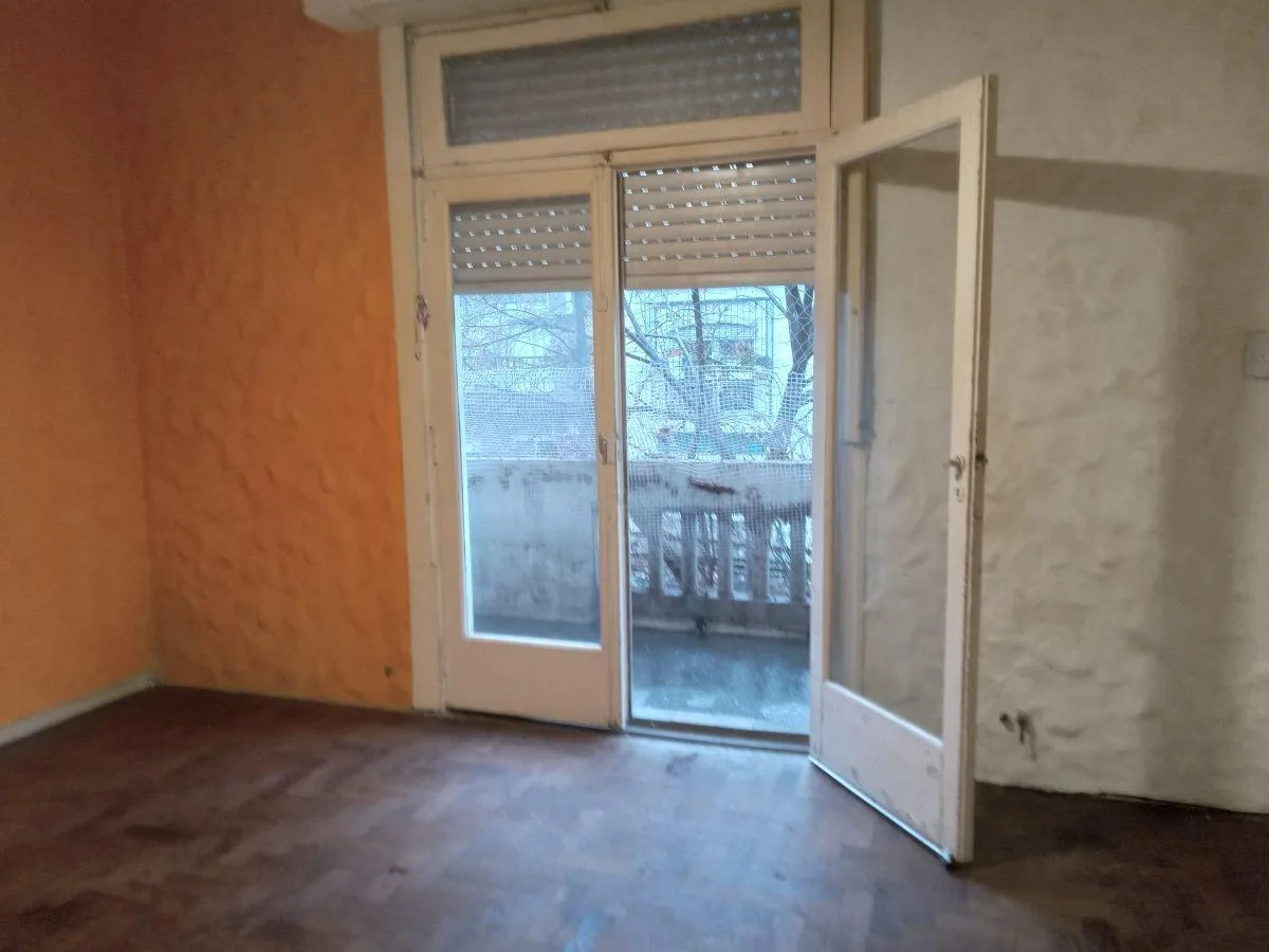 2 ambientes con balcón al frente