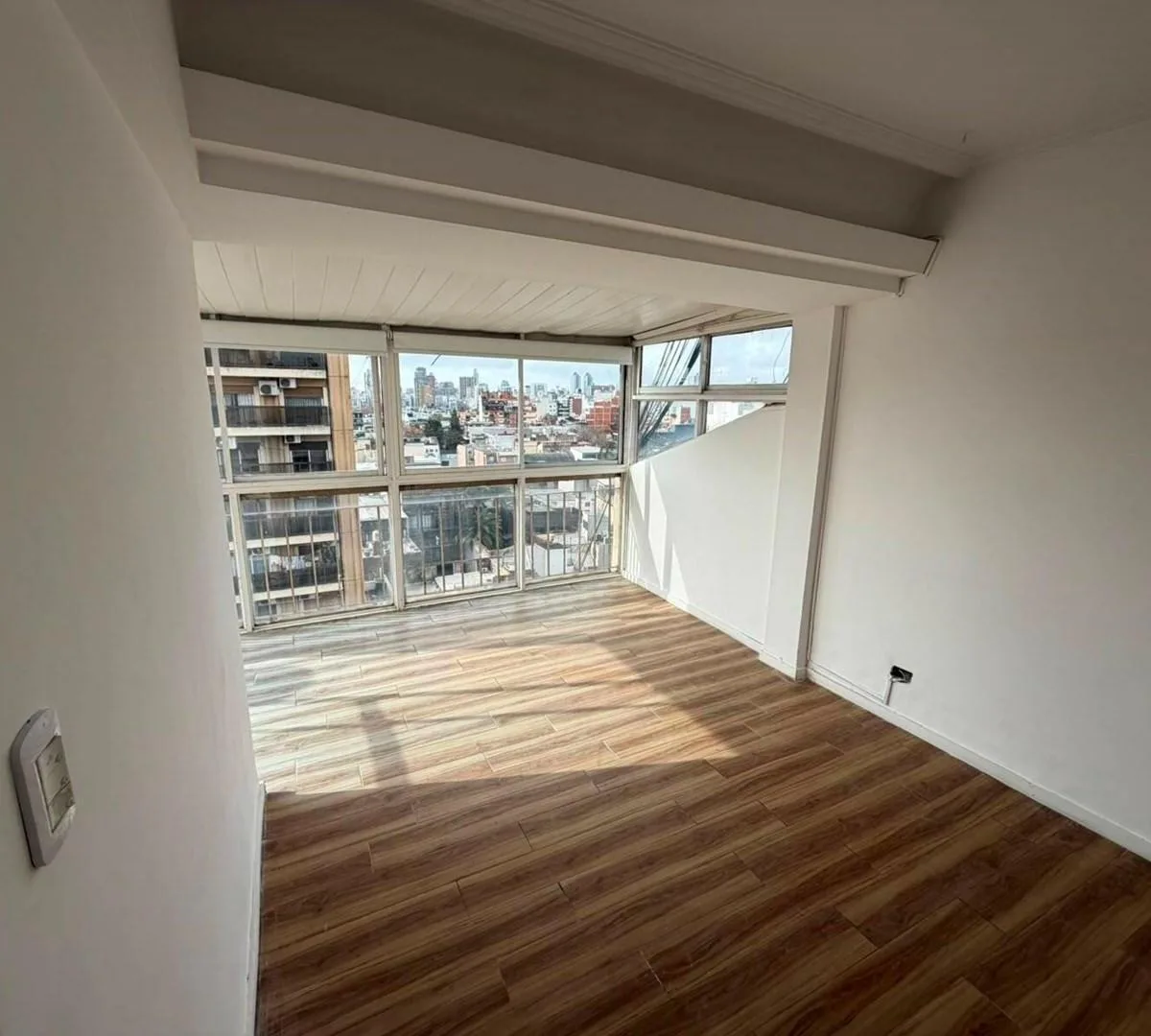Piso 10 con balcón terraza