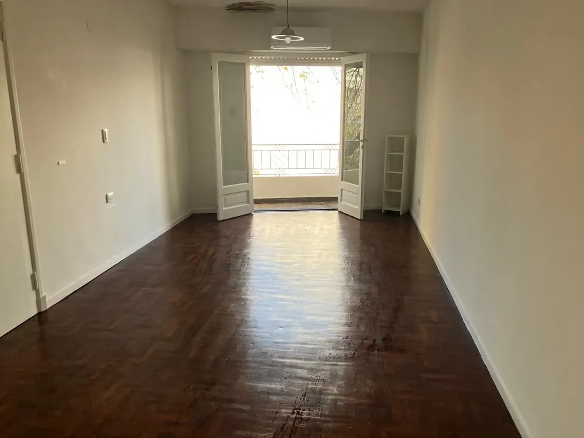 Monoambiente con balcón al frente