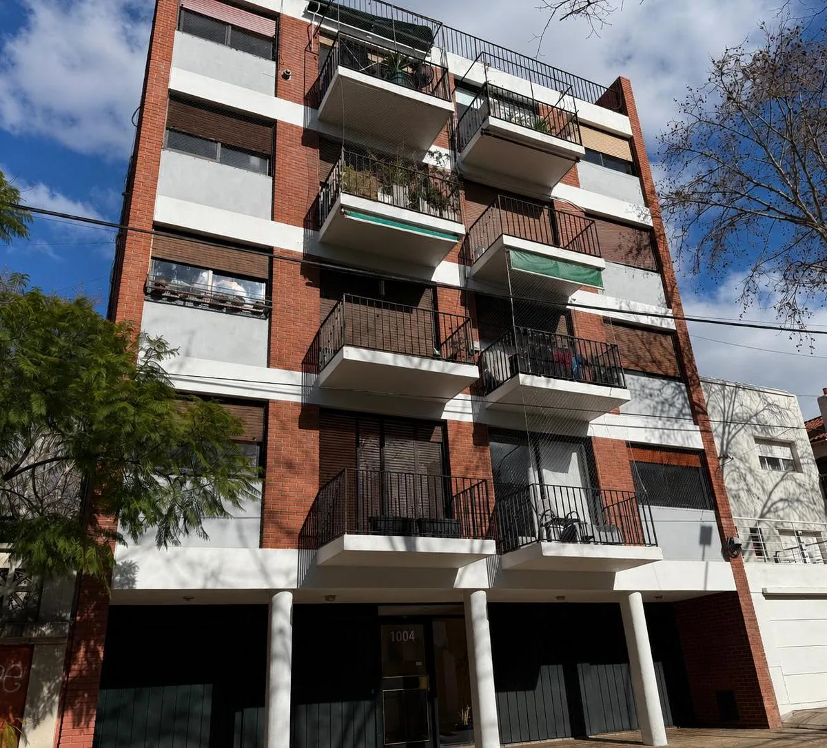 Departamento con balcón y cochera
