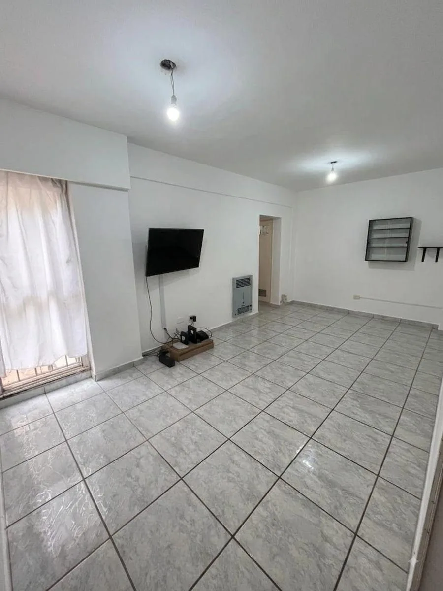 2 ambientes lateral en Almagro
