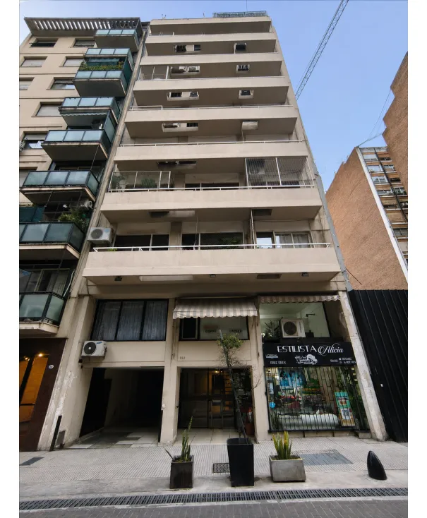 Estudio amoblado con balcón