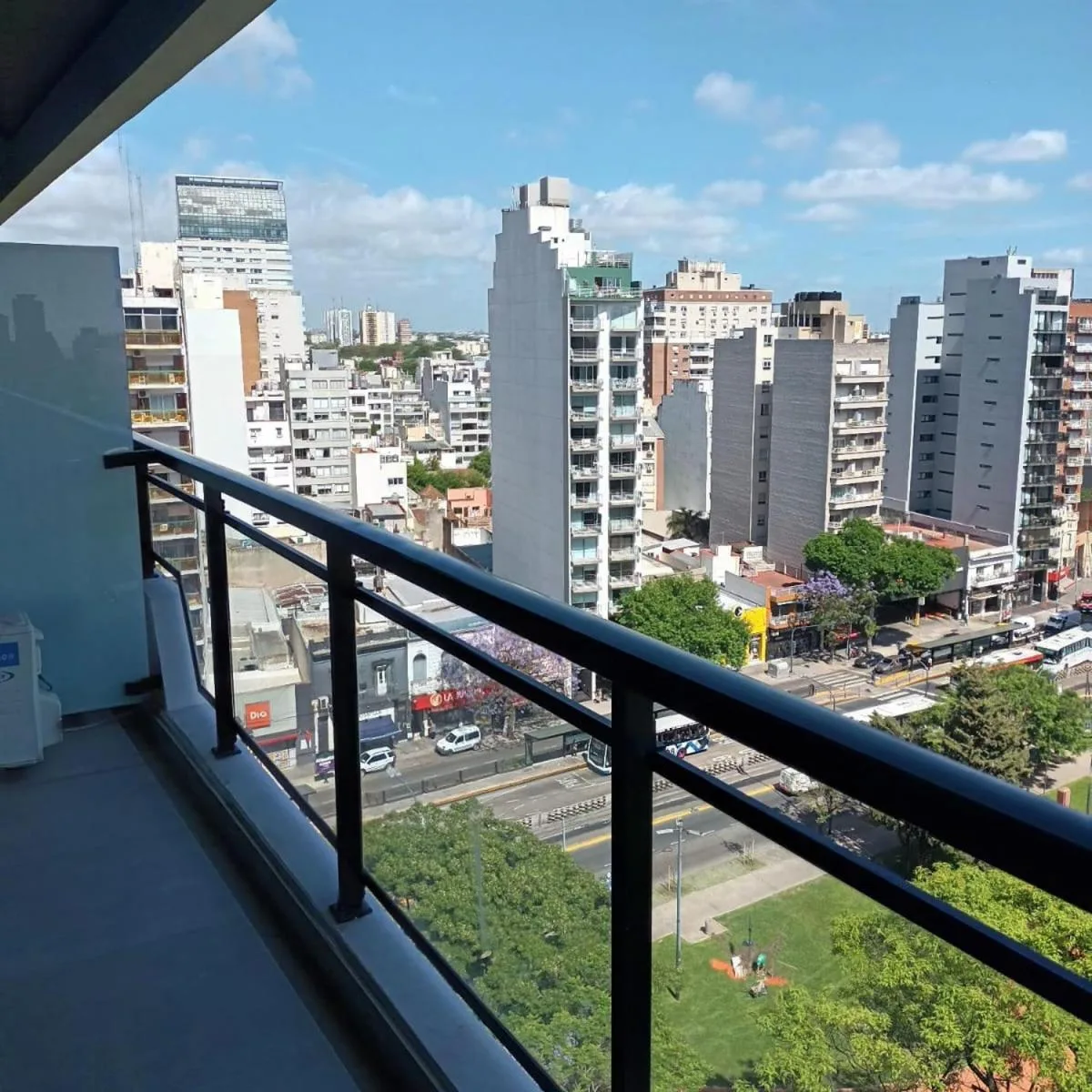 Departamento con balcón y cochera en Nuñez