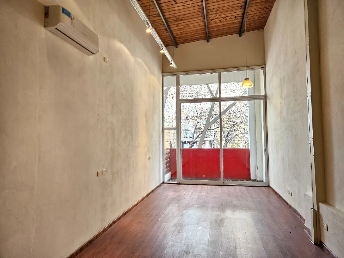 40 m² showroom studio