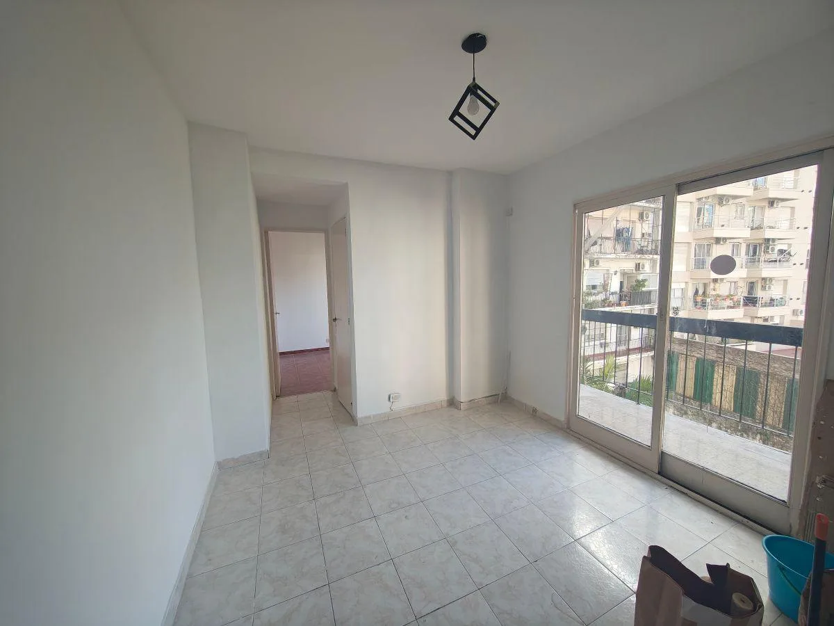 2 ambientes con balcón corrido