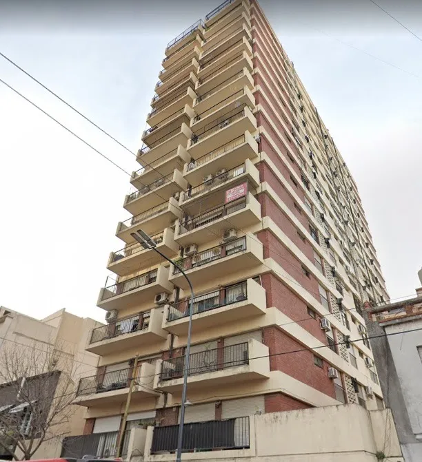 Estudio con balcón cerrado