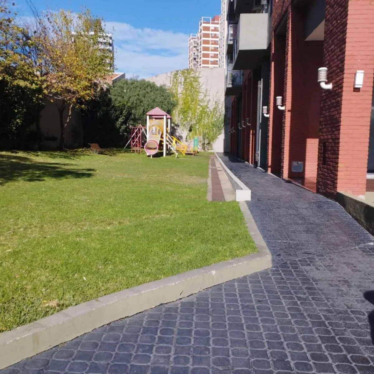 Departamento con balcón y pileta