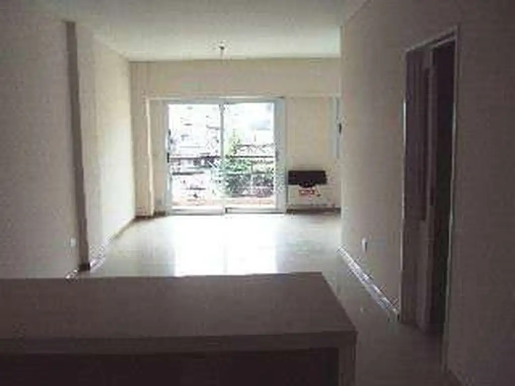 Departamento con balcón y pileta