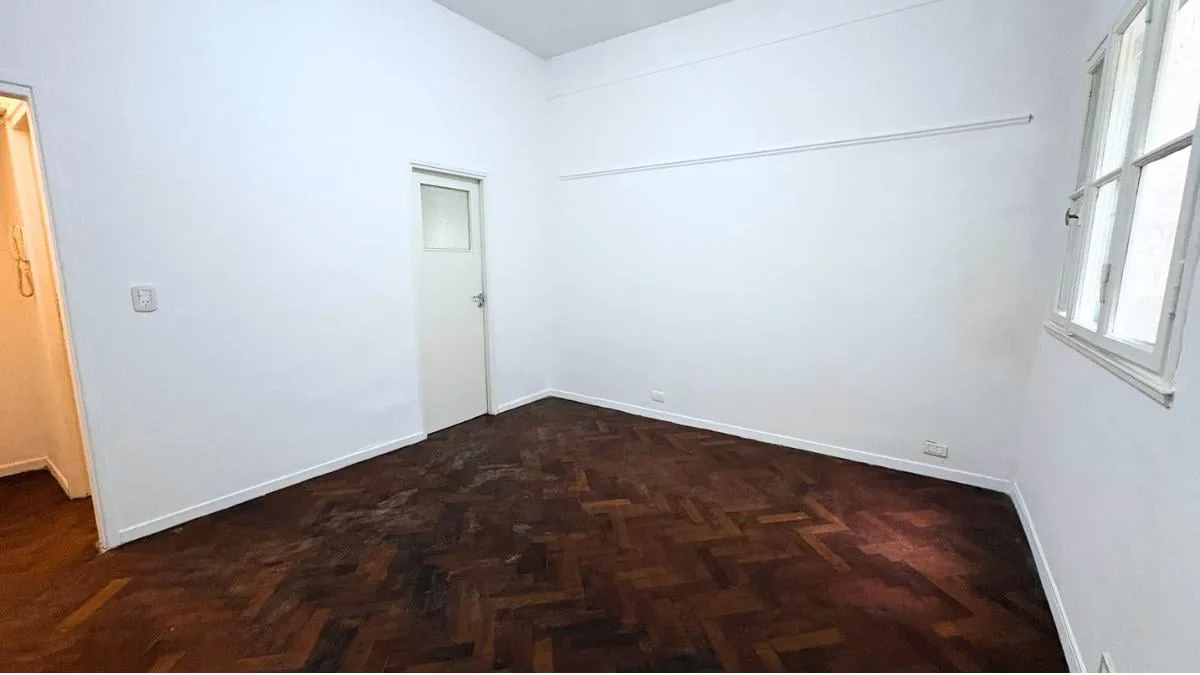 Monoambiente interno con cocina separada