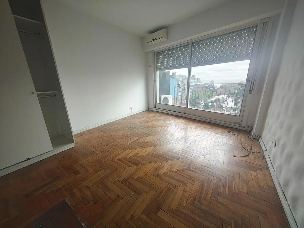 Monoambiente con balcón en Vicente López