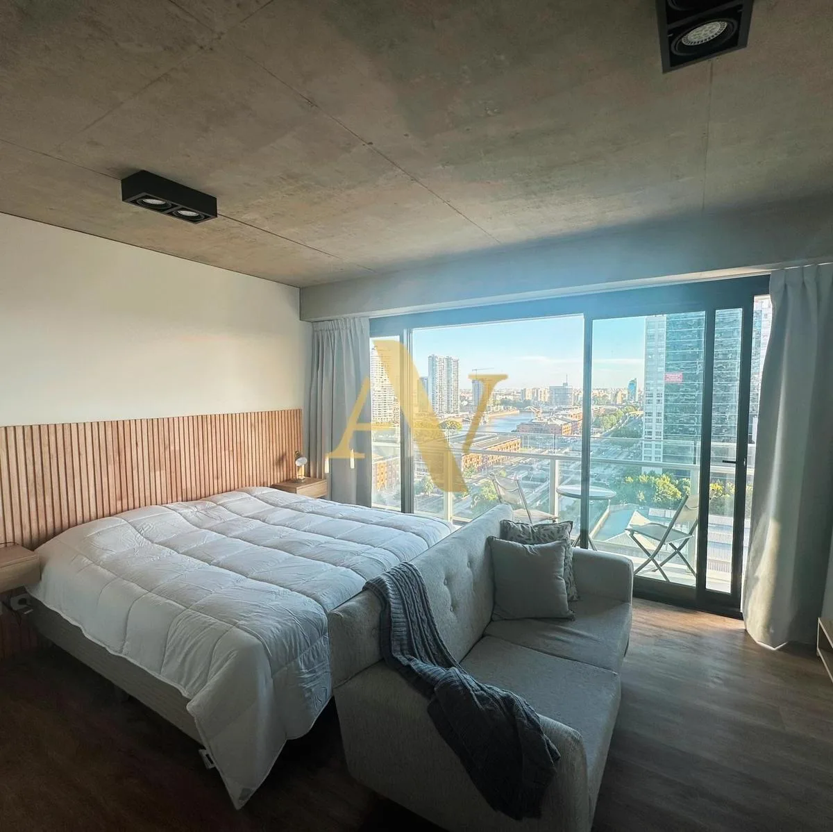 Monoambiente con balcón y amenities