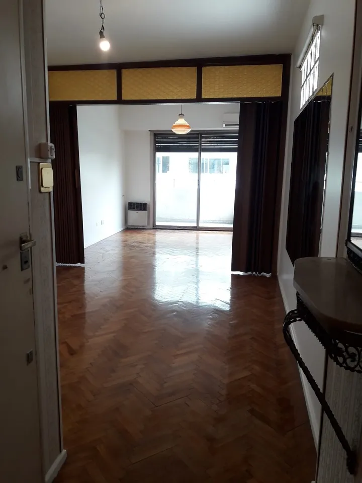 Monoambiente con balcón a Corrientes