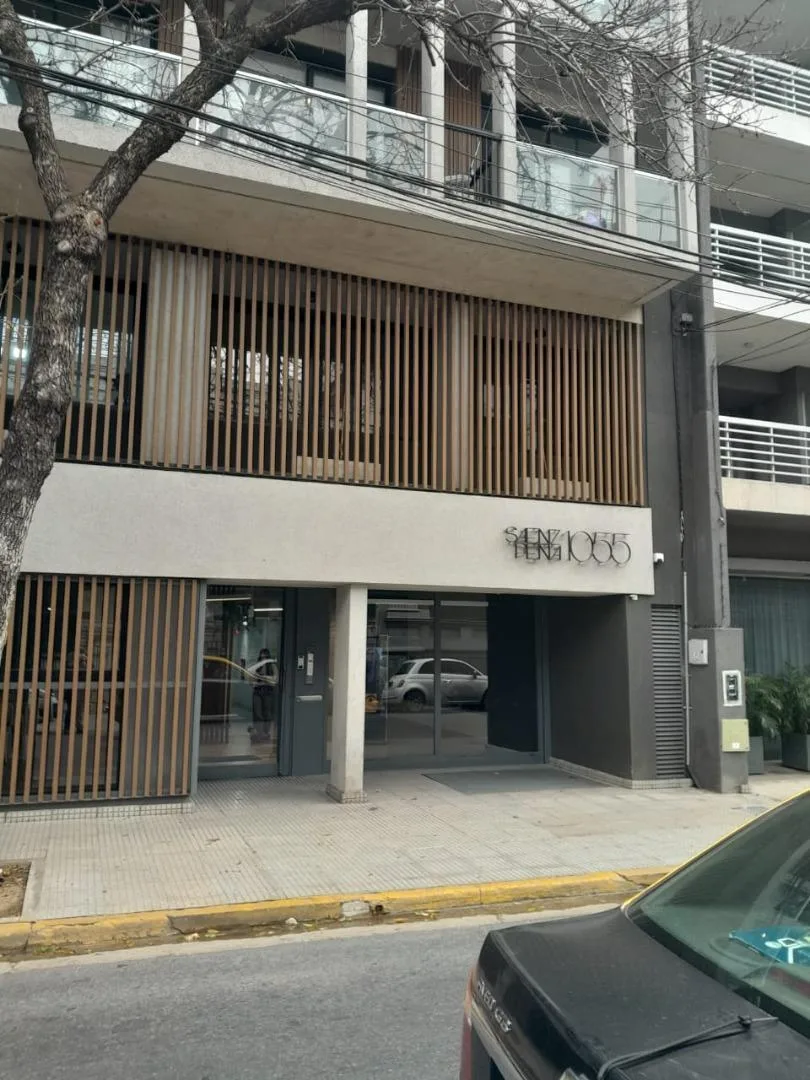 Monoambiente con balcón corrido