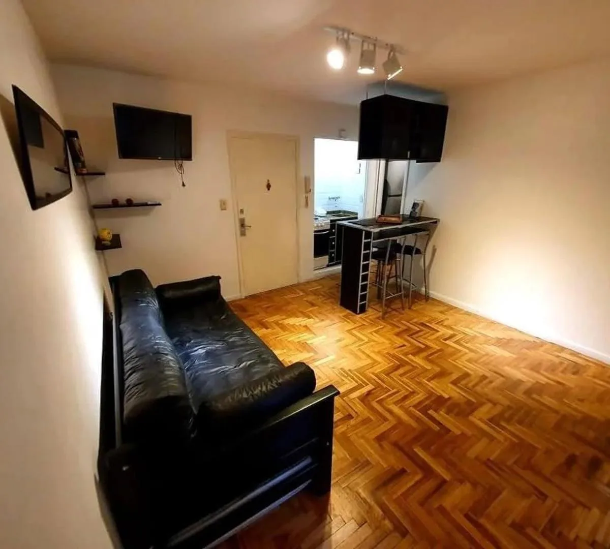 2 ambientes con balcón al frente