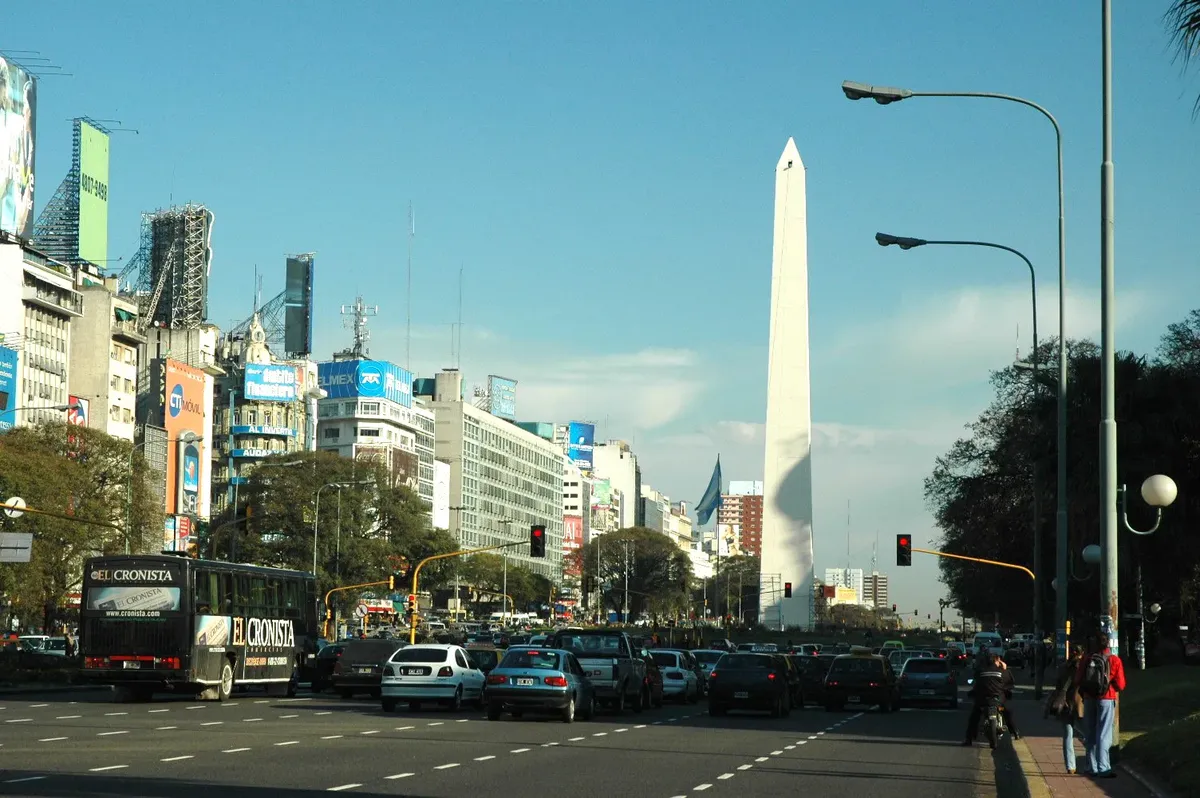 Alquiler  24 Meses Amplio 3 Ambientes   Semiamoblado Carlos Pellegrini  Al 100   Frente   Avda 9 De  Julio,   Requiere    Garantia  Propietaria,a.a  Muy Luminoso.  Cercano   A  Todo ,