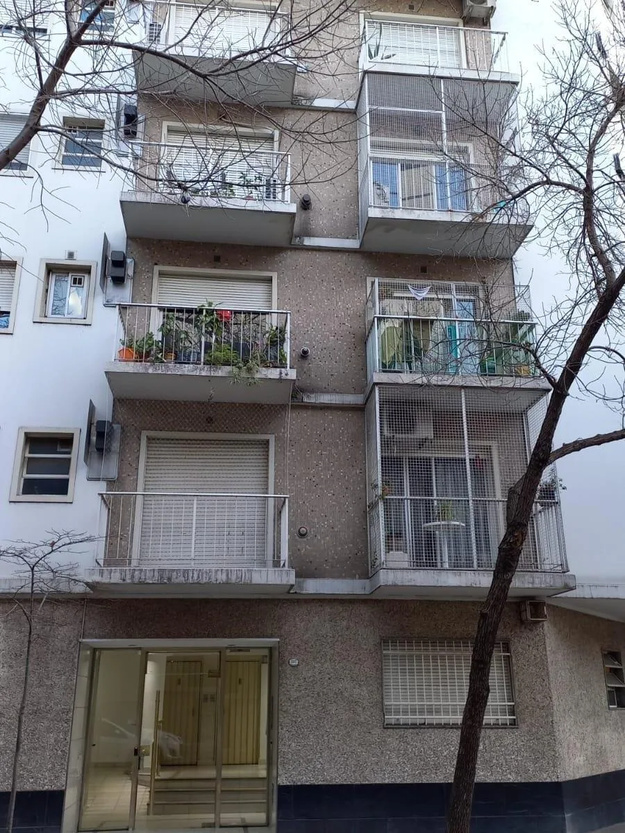 2 ambientes con balcón y cocina independiente