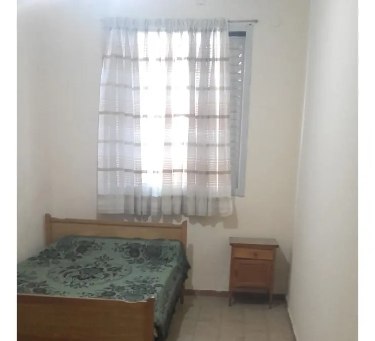 Habitación amoblada con baño y cocina compartidos