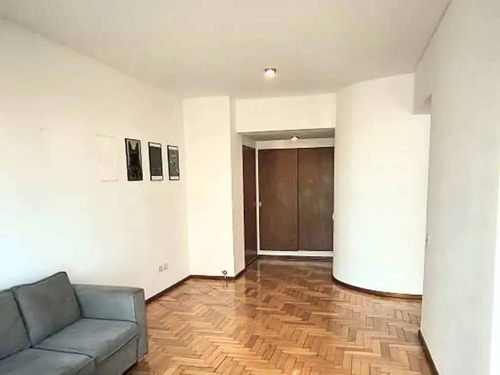Departamento con balcón y vista abierta