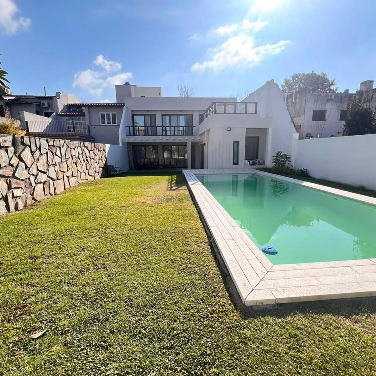 Casa con pileta y jardín