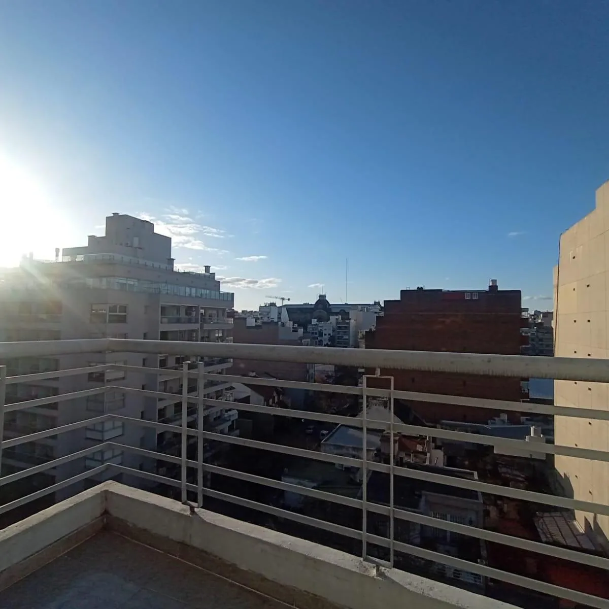 Monoambiente con balcón abierto