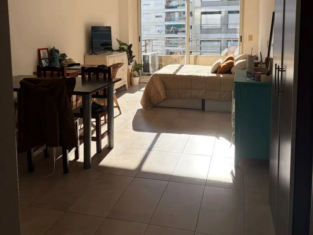 Monoambiente con balcón y pileta
