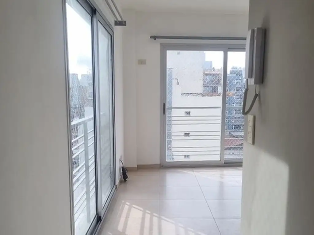 Monoambiente con balcón y baulera