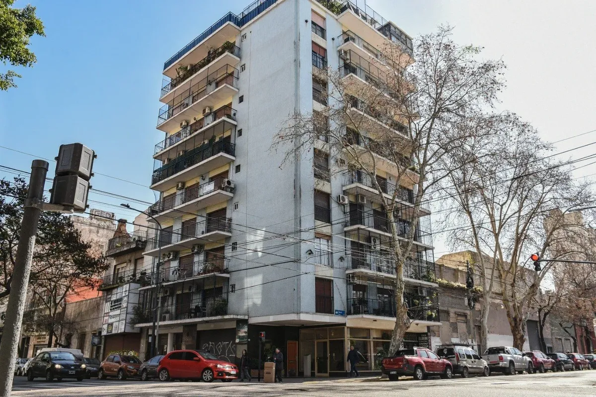 Departamento con balcón y parquet