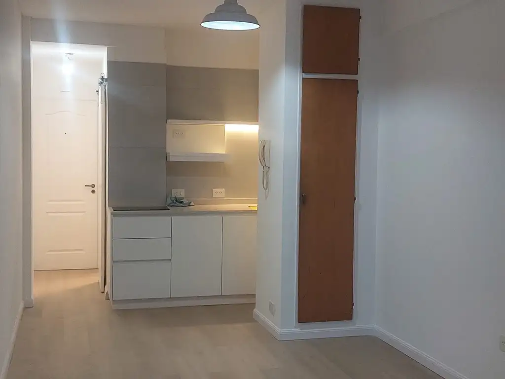 Monoambiente con balcón